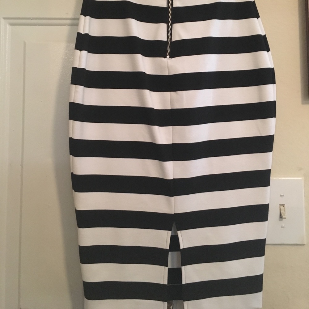 Black and white strapless midi fitted dress.